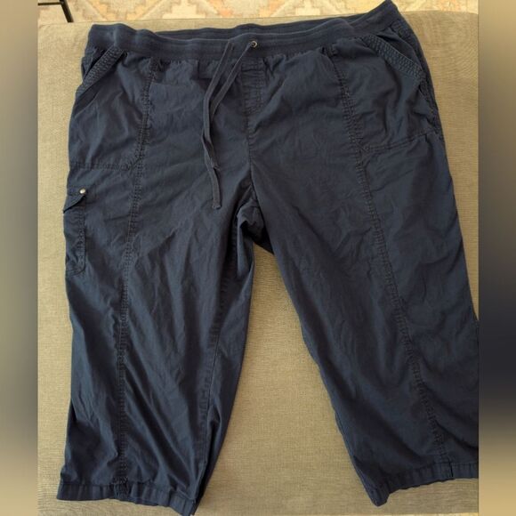 Avenue Navy Cargo Capris Size 26 - Picture 1 of 3